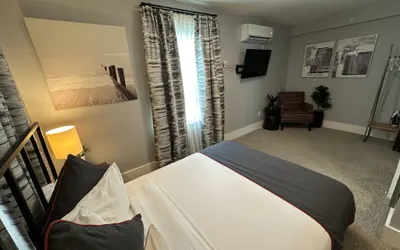 Bright 1 Bed/1 Bath on Historic Pelham St - Unit 2