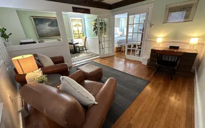 Open & Airy One Bedroom Suite in Downtown Newport #18