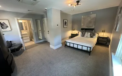 Spacious 1 Bed/1 Bath in Downtown Newport - Unit 5