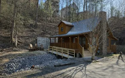 2 bedroom cabin with hot tub!