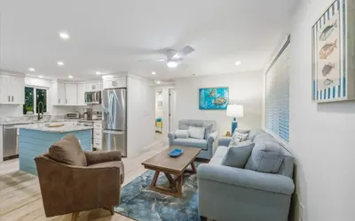 Englewood Private Vacation Cottage with Stand-alone Hot Tub