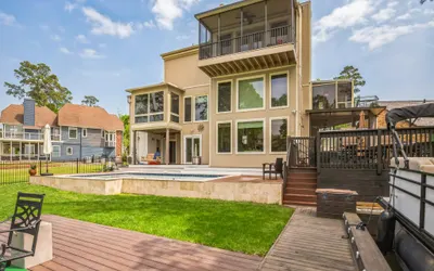 Lakefront Retreat with Pool, Hot Tub & wooden bulkhead for parking up to 2 boats