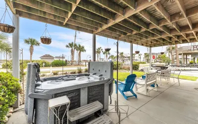 Charming Lower Unit Apt - Across the Street from the Beach
