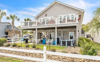 Coastal Camelot - Walk to Surfside Beach