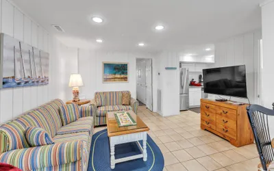 Charming Lower Unit Apt - Walk to Surfside Beach