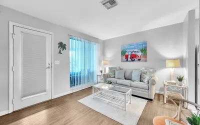 Cozy Retreat Mins to Beaches & Dining
