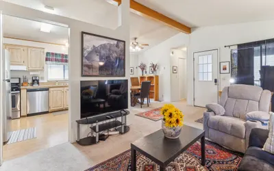 Lincoln Lodge – Peaceful 2BR Cabin Near Yosemite w/ AC, Deck & Wildlife Views