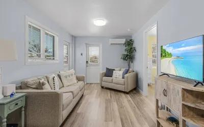 412 Harbor Hideaway: 2BD Cottage, Walk to Times Square!