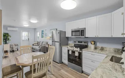 815 Third Street Escape: 2BD Cottage, Close to Restaurants!