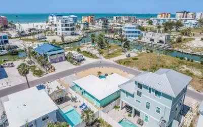 412/815 Tropical Tide Duplex: 4BD, Walk to Times Square!