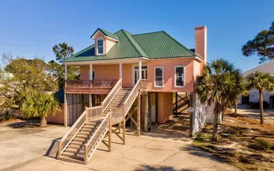 Breezy Decks - 601 Hernando Pl