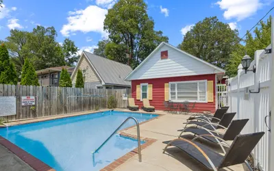 Dave's Last Resort Poolside - Long Stay Discount - Charming Cabin 1