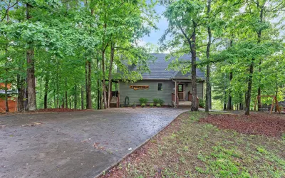 Mountain Getaway with Hot Tub & Game Room