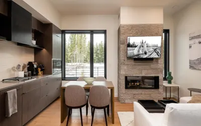 230 LakeLodge