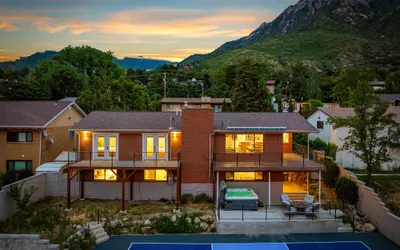 Salt Lake Gem Hot Tub, Sauna & Great Location