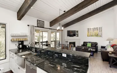 3 bedroom condo with hot tub!