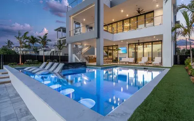 793 Shoreline Estate: 6BD/6BR, Luxurious Pool Home on The Water!