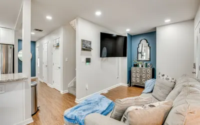 Spacious Family Retreat Near Airport