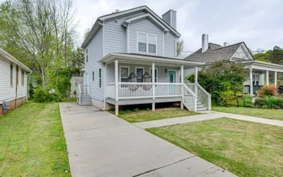 Spacious Family Retreat Near Airport