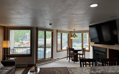 Studio in Lakeside Village, Updated Kitchen & Bath