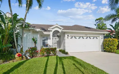 Relaxed Tropical NAPLES Retreat 5 mi to Beach