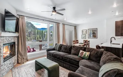 Spacious and Luxurious 2BR Condo - Kids Ski Free