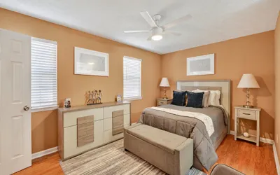 Serenity Landing - 5 Minutes to Airport - Sleeps 6