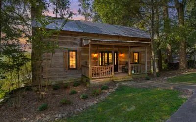 Cabin Unbound - Historic Lakefront Comfort