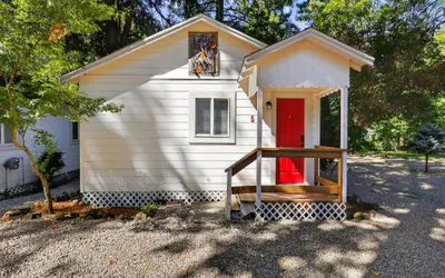 Rouge Cobb Mountain Hotel - Cabin 5