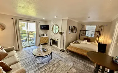 Smoky Mountain View Escape – Hot Tub • Pool • Fireplace • 10 Min to Downtown