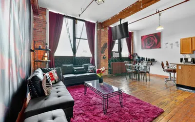 Beautiful 'Rose Themed' Loft 2 mins from Downtown Detroit