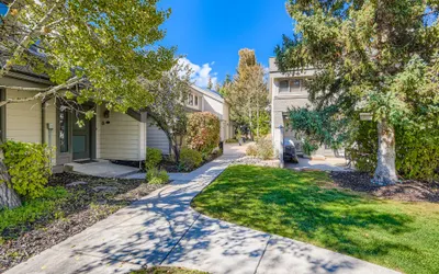 Charming 2BR Escape – Hot Tub, BBQ & Mountain Comfort 1424