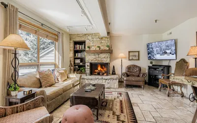 Charming 2BR Escape – Hot Tub, BBQ & Mountain Comfort 1424