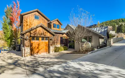 King Road Luxury Lodge, Private Hottub, Game Room, Media Room 45