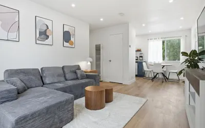 Walk to University (SCU)- 2 BR Unit w/ Parking!!!