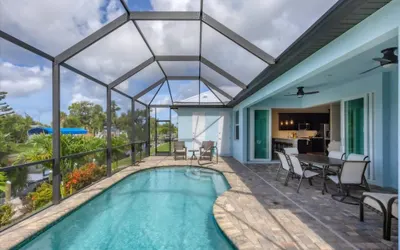 Englewood 5 Bedroom Pool Home 3 miles to Gulf Beaches!