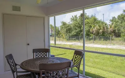 Rotonda West 2 Bedroom Condo w Lanai 9 miles to Gulf Beaches