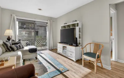 Ocean View 2 BR Condo, Walk to the Beach