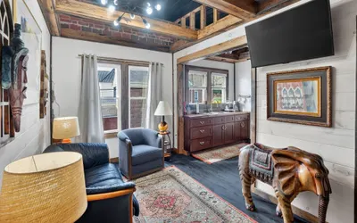 Mid Century Escape, Columbia House Unit C