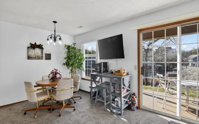 Scenic Getaway Quiet Spot 3 Miles to Landing