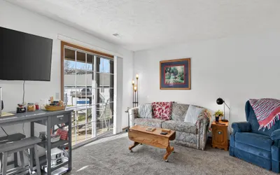 Scenic Getaway Quiet Spot 3 Miles to Landing