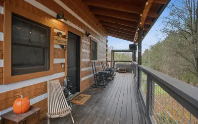 Boujee Bear Cabin with Hot Tub & Putting Green