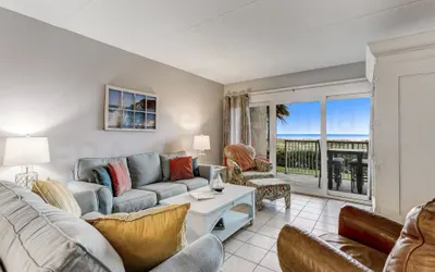 Spacious Oceanfront Condo, Easy Access to Private Fishing Pier