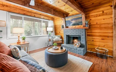 Cozy 2-Bedroom Retreat with Hot Tub