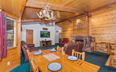 Malabar Mountain Manor: True log-cabin,quiet area!