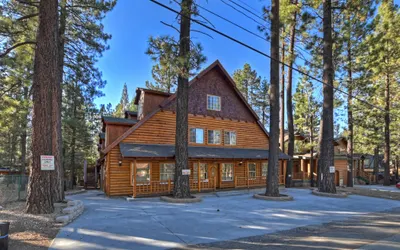 Big Bear Big 10 w/hot tub, walk to Snow Summit!