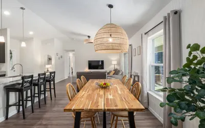 Villa Bennett: NEW 4-bedroom with pool & spa