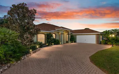 Villa Louise: Great outdoor area with pool & spa