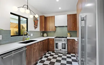 Newly Remodeled OB Beach house walk to all Parking