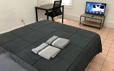 Private 2-bedroom apartment and New York City Manhattan only 15 mins away